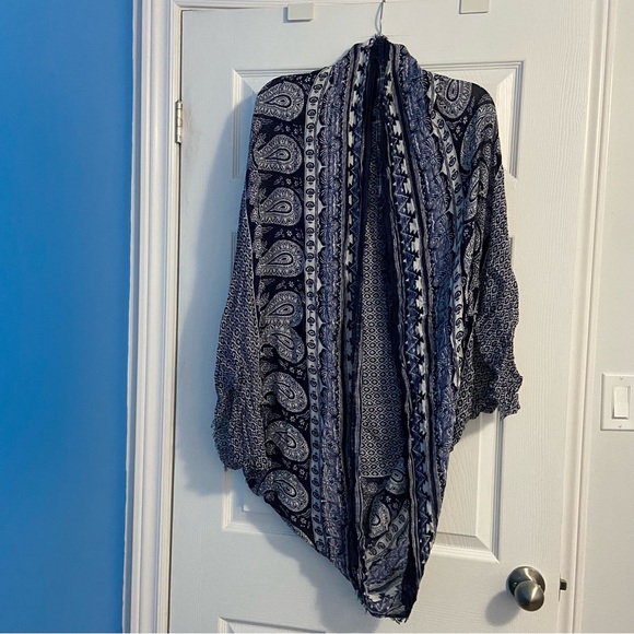American Eagle Outfitters Sweaters - American Eagle Women’s Navy & White Paisley Cocoon Cardigan Kimono Size O/S
